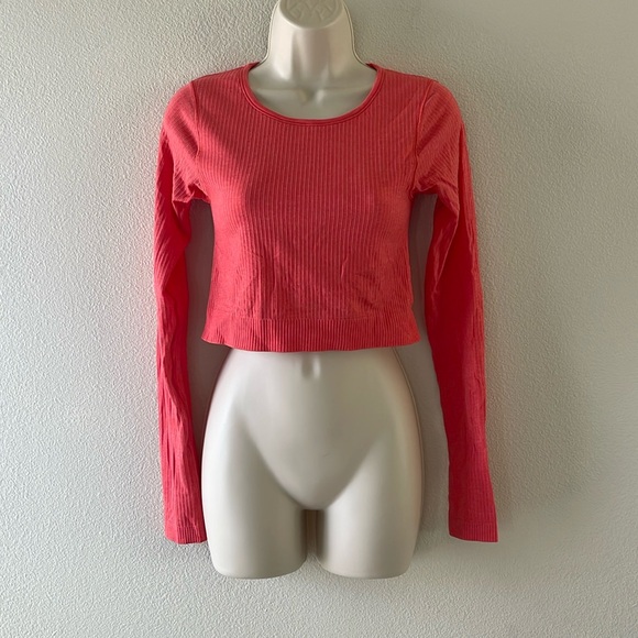 lululemon athletica Tops - Lululemon pale raspberry long sleeve cropped athletic top, built in support